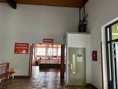 dvigalo v športni dvorani