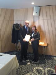 Župan Miran Gorinšek ob prejemu strateškega dokumenta za občino Slovenske Konjice