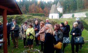 Ob ogledu kartuzije so prisluhnili tudi zeliščarju Dragu Iršiču, ogledali pa so si tudi delo lončarskega mojstra Roka Komela