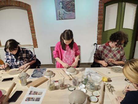 Delavnice_oblikovanja_gline_apr24