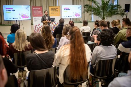 2024_11_26_DZS_YB_2400px-4952